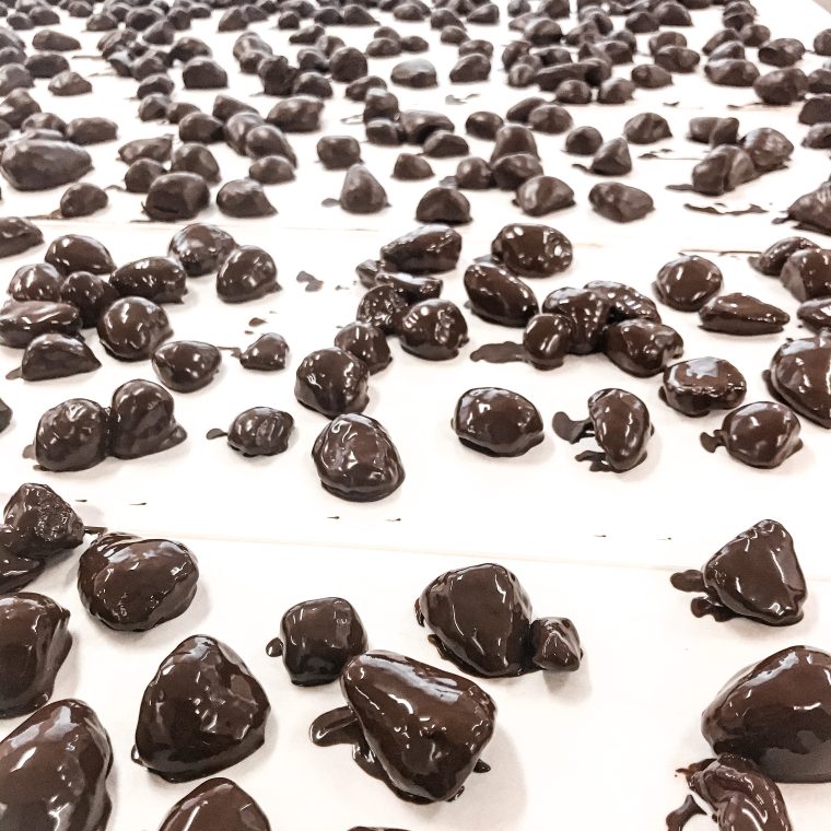 Frissen bevont étcsokoládés eprek közelről, a Chocomaze FruCHÉ kézműves minőségét hangsúlyozva.