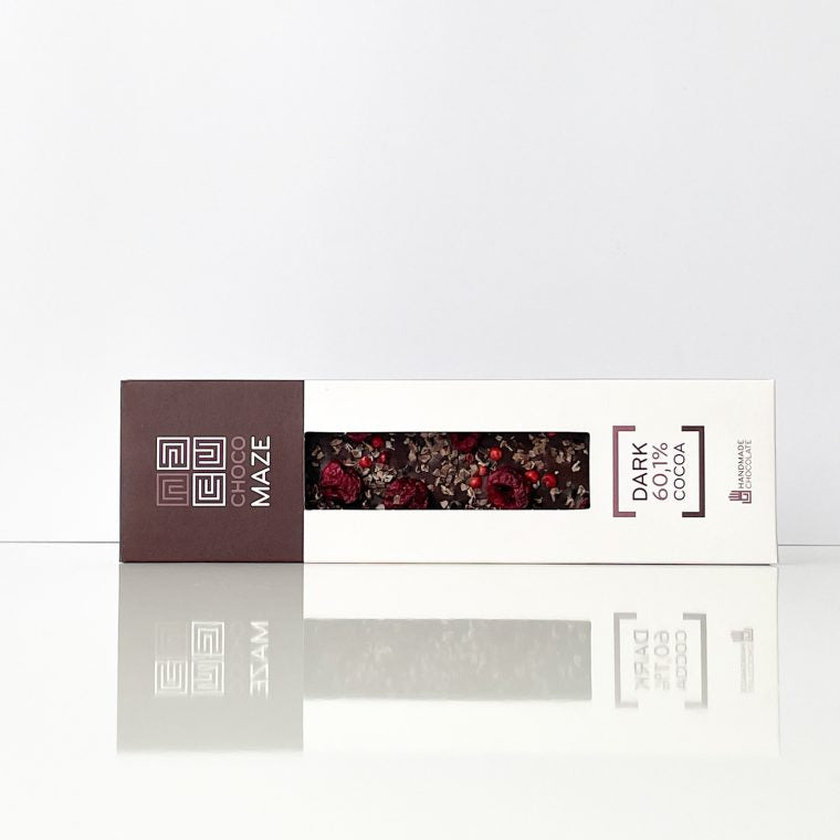 Chocomaze Pinot Noir díszített étcsokoládé díszdobozban, 60,1% kakaótartalommal, meggyel, aprított kakaóbabbal és rózsaborssal.