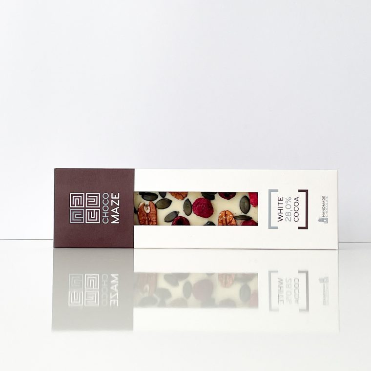 Chocomaze Juicy fehér csokoládé díszdobozban, egész málnával, pekándióval, meggyel és tökmaggal díszítve, 28% kakaótartalommal.