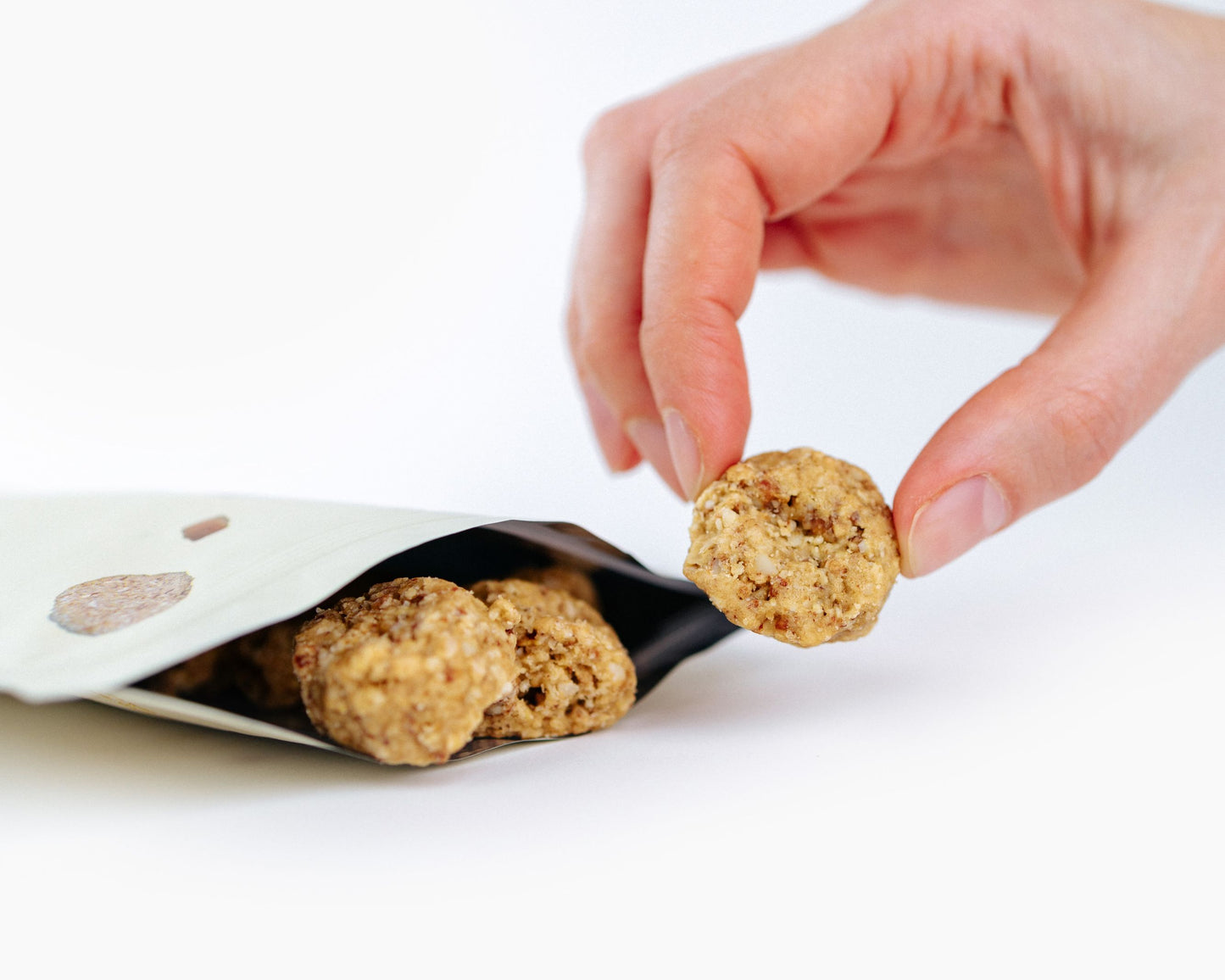 Vilgain BIO Mini Kekszek fogyasztása – Ropogós sós karamellás mandulás keksz frissen bontott csomagból, ideális snackhez.